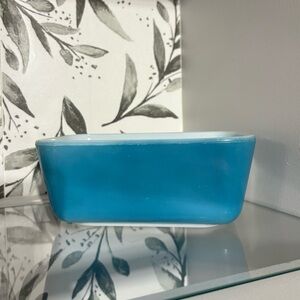 Vintage Pyrex fridgie dish